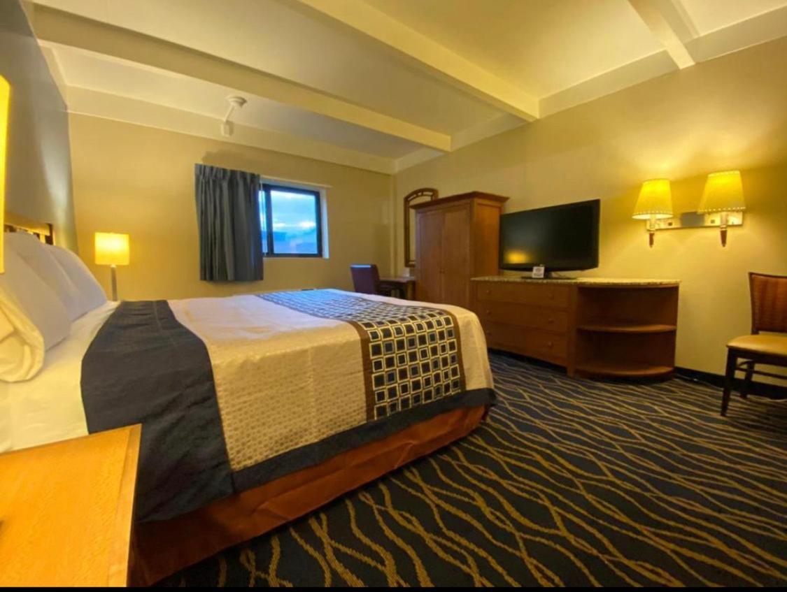 Economy Inn North Randall ภายนอก รูปภาพ