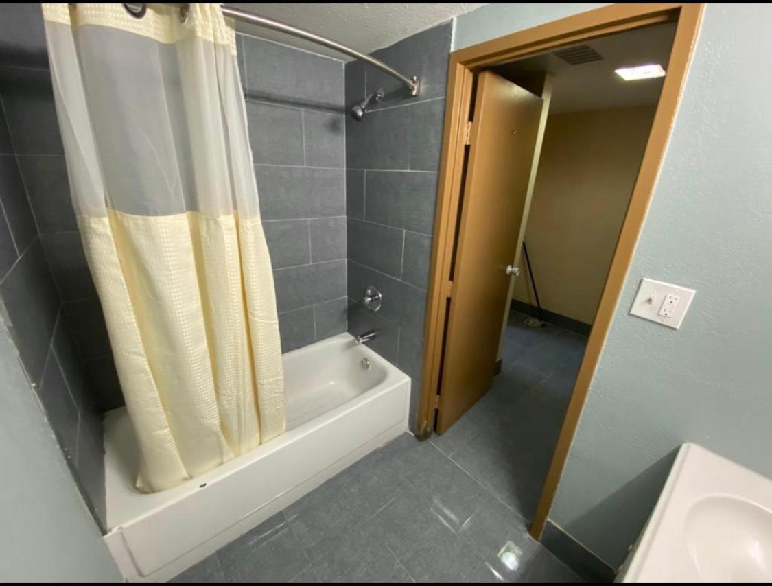 Economy Inn North Randall ภายนอก รูปภาพ