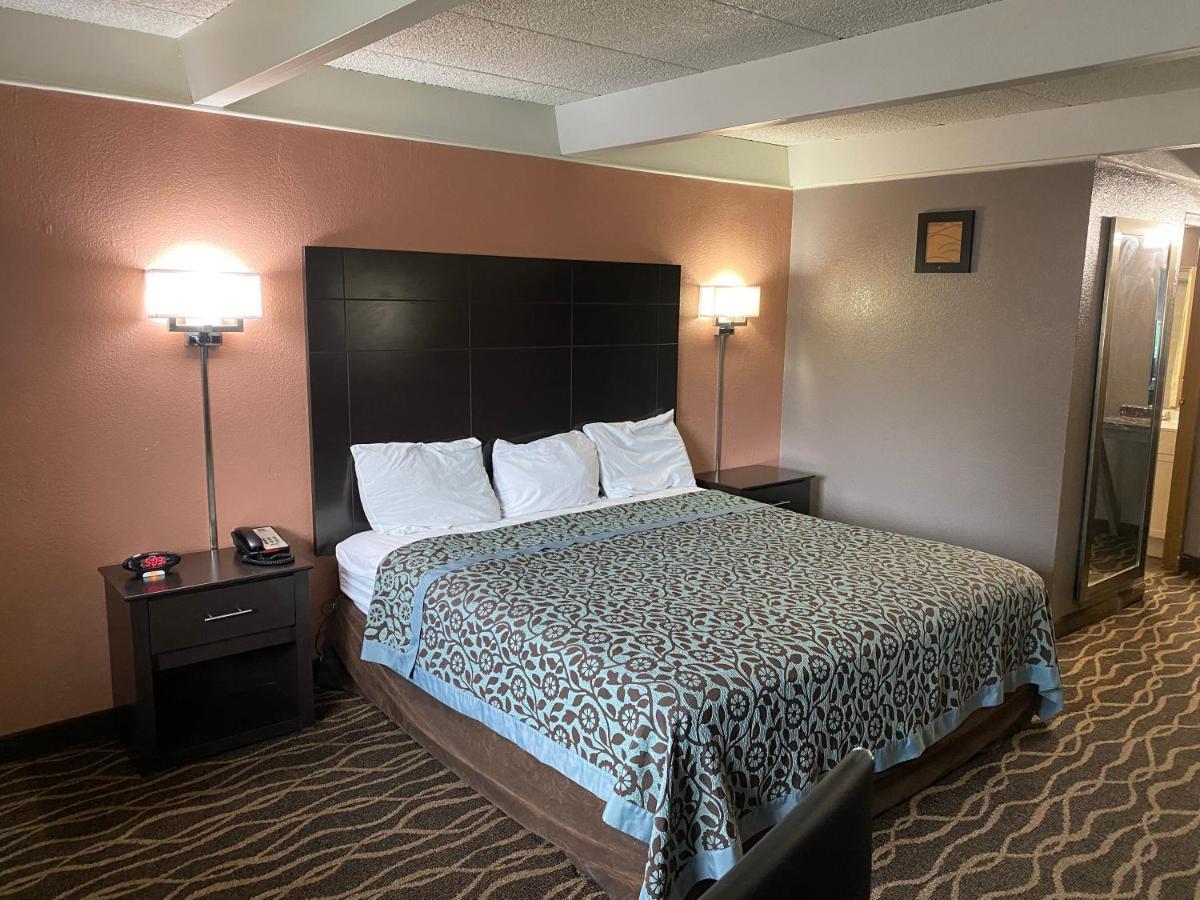 Economy Inn North Randall ภายนอก รูปภาพ