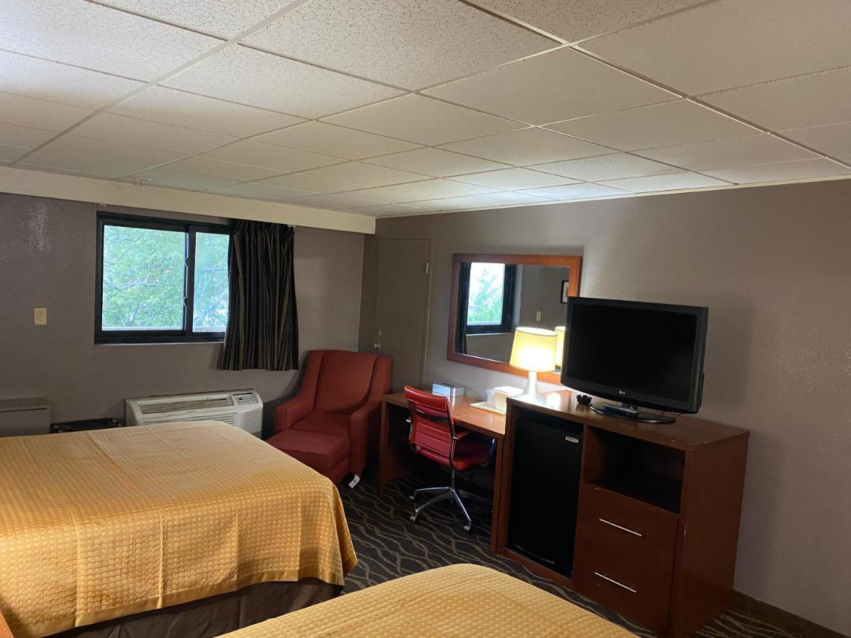 Economy Inn North Randall ภายนอก รูปภาพ