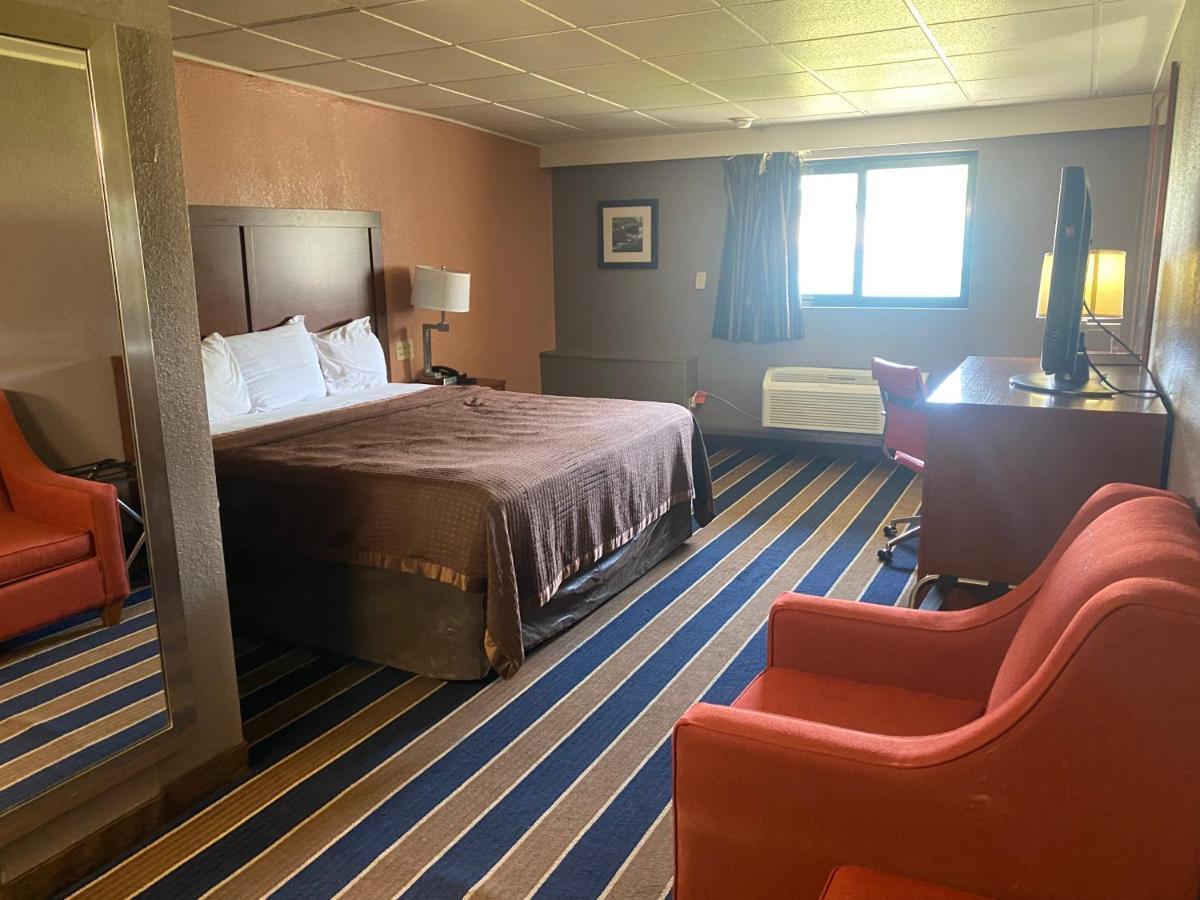 Economy Inn North Randall ภายนอก รูปภาพ