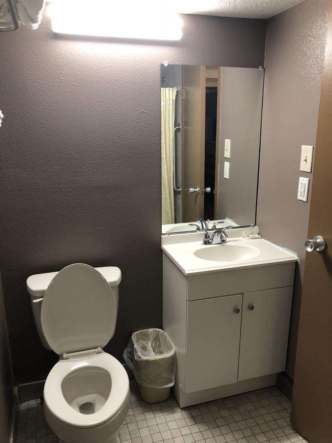 Economy Inn North Randall ภายนอก รูปภาพ