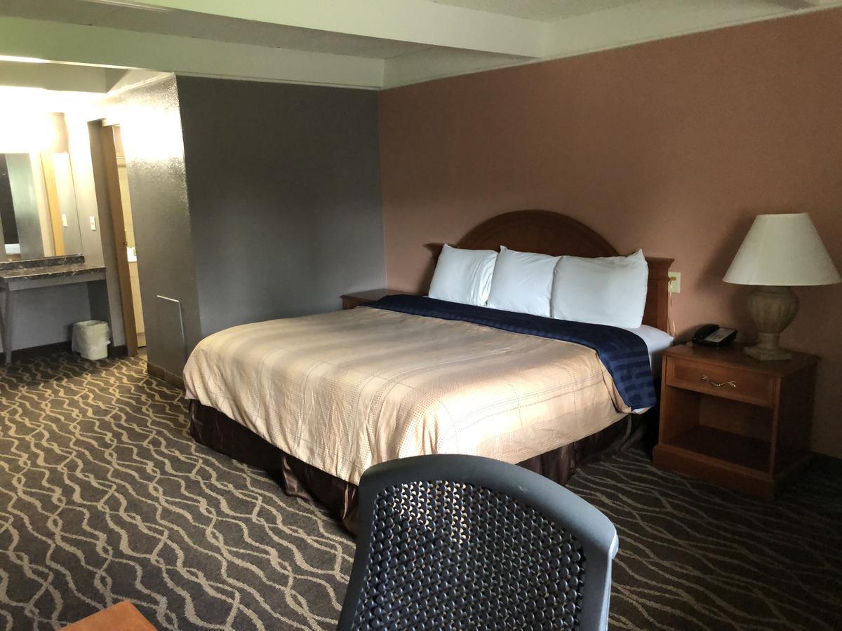 Economy Inn North Randall ภายนอก รูปภาพ