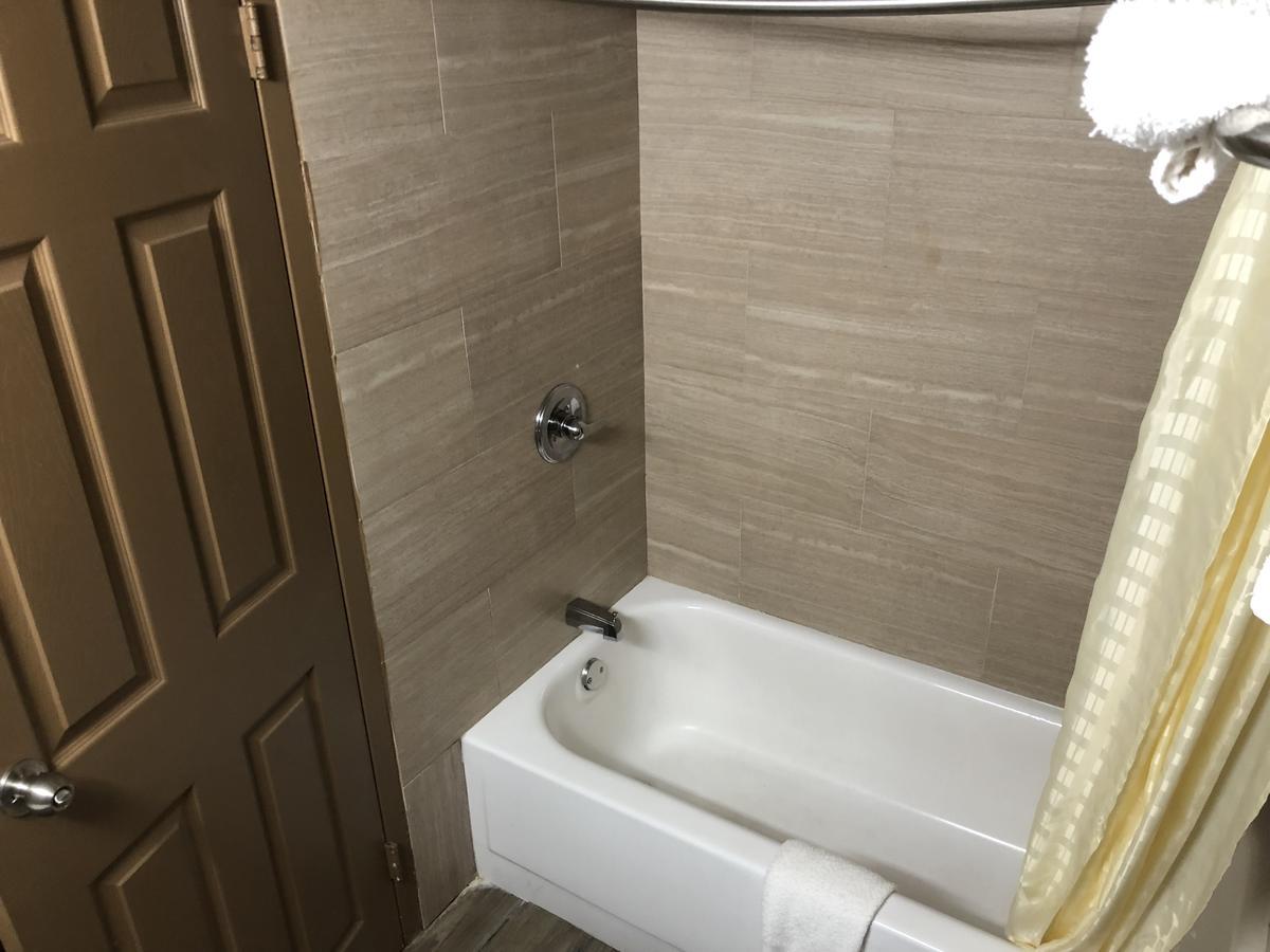 Economy Inn North Randall ภายนอก รูปภาพ